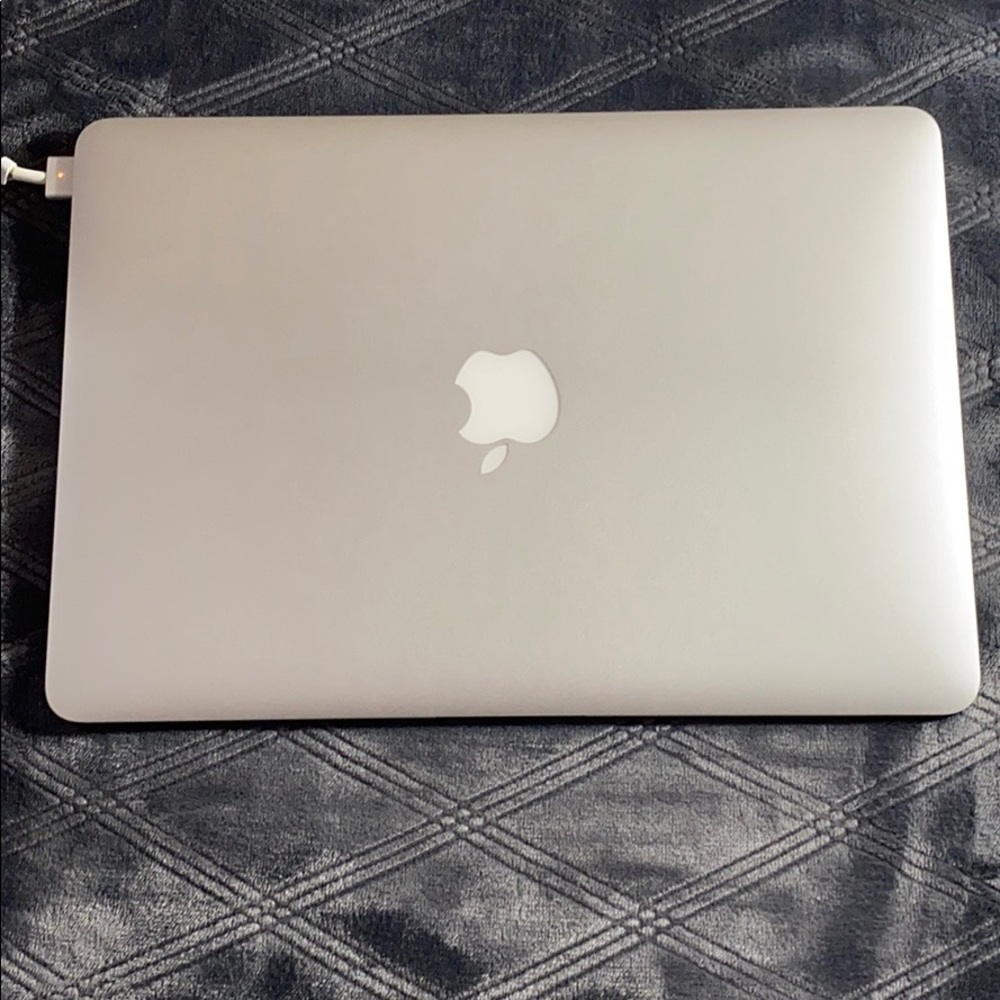 2017 Silver 13.3 inch MacBook Air 128 GB SSD